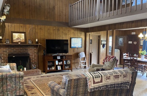 Mount Pleasant House | "The Cove" Large Family size waterfront Lake house.