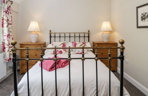 Frampton Mansell Cottage | THE COW SHED, pet friendly, with a garden in Frampton Mansell