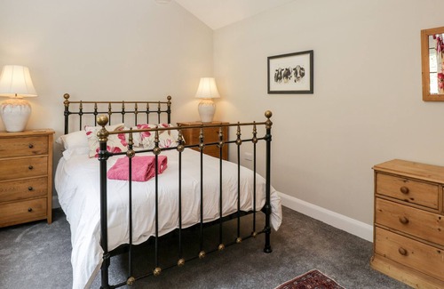 Frampton Mansell Cottage | THE COW SHED, pet friendly, with a garden in Frampton Mansell