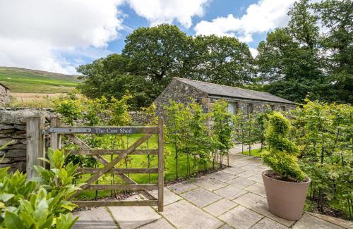 Kirkby Lonsdale House | The Cow Shed - with hot tub
