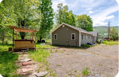 Ashland Cabin | The Cozy Cabins at Walnut Grove- Your Perfect Getaway near Hunter/Windham