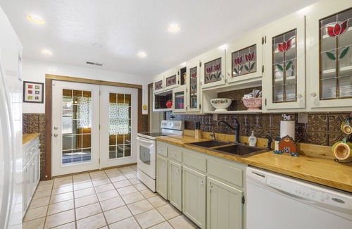Kirbyville House | The Cozy Cottage Getaway | Private pool & hot tub