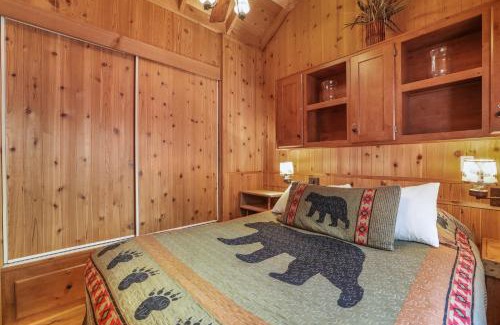 Tahoe Valley Ski Chalet | The Cozy Cub Cabin 7 Min to Lake