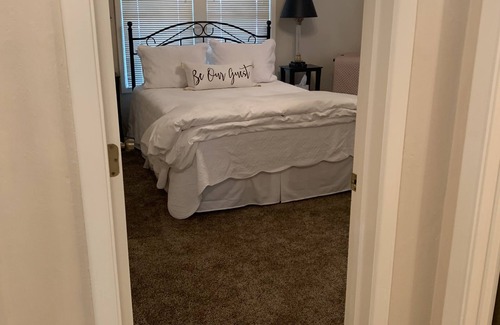 Twin Falls Cottage | The Cozy Home is in walking distance of Java, Starbucks and Albertsons