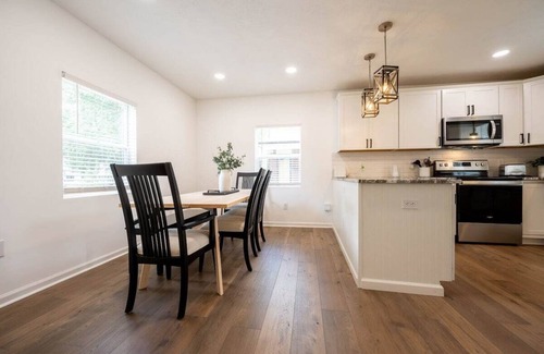 Mapleton/Fall Creek House | The Creekside Cottage, Mins from Downtown