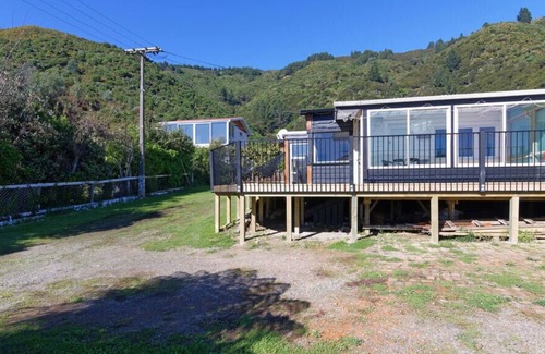 Waikawa Bay House | THE CRIB - MARLBOROUGH BACH, family friendly in Green Bay