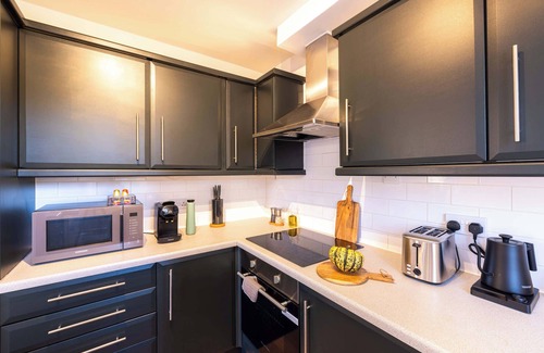 Vincent Square Apartment | The Crown - 3BR Apartment with Balcony, Victoria