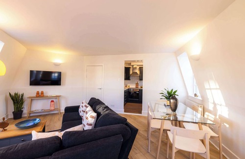 Vincent Square Apartment | The Crown - 3BR Apartment with Balcony, Victoria