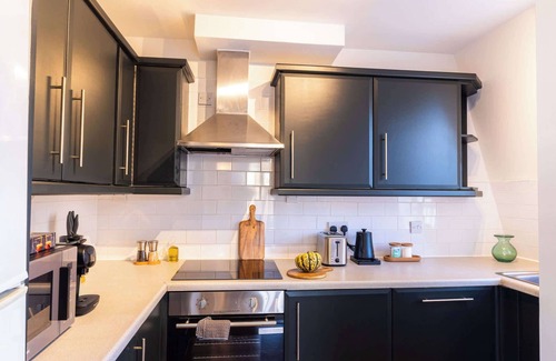 Vincent Square Apartment | The Crown - 3BR Apartment with Balcony, Victoria