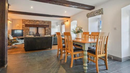 Margam Apartment | The Dairy Cottage with Hot Tub