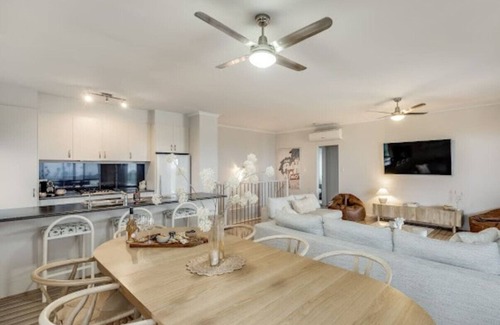 Sellicks Beach House | The Deck at Sellicks ~ Family friendly entertainer