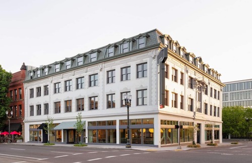 Buckman Neighborhood Apartment | The Deluxe King at Hotel Grand Stark