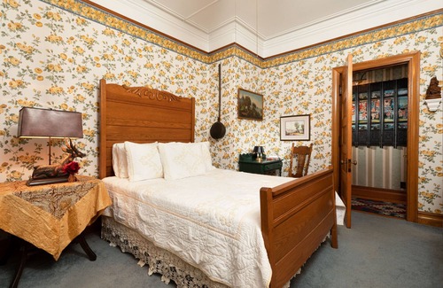 Manistee Bed & Breakfast | The Dempsey Manor Bed & Breakfast Inn