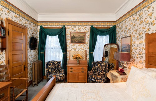 Manistee Bed & Breakfast | The Dempsey Manor Bed & Breakfast Inn