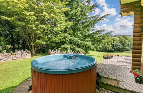 Bingley Cabin | The Den - 5 Star - Pet Friendly - Hot Tub - Scandinavian Log Cabin