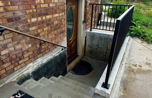 Berkley House | The Den — Cozy 2-bedroom unit in Denver with high speed WiFi, AC & Laundry 🏡