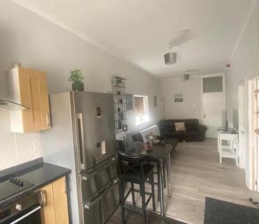 South Shields Apartment | The Dock, 2 bedrooms sleeps 5 long stays welcome