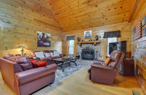 Sevierville House | The Dreamers Nest Sevierville Cabin with Hot Tub!