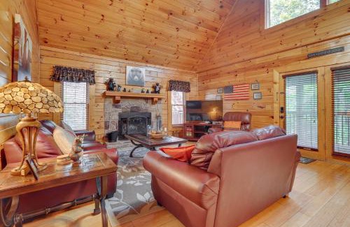 Sevierville House | The Dreamers Nest Sevierville Cabin with Hot Tub!