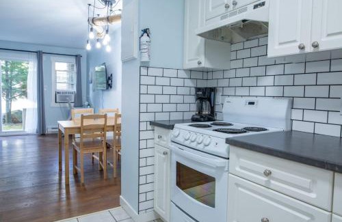 Harrison Hot Springs Apartment | The Driftwalk Walkable to Beach