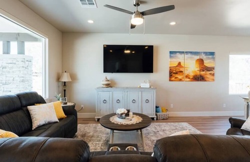 Hildale House | The Dunes-3Bed, 3Bath, Hot Tub