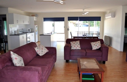 Minlacowie House | The Dwicke - Short walk to the beach. Off peak special!