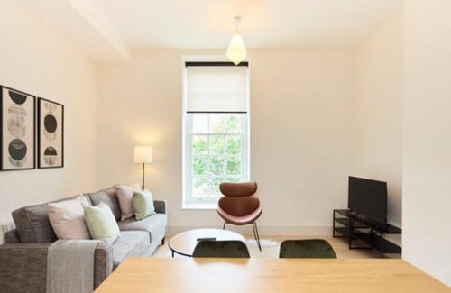 St. Dunstan's Apartment | The East London Mile Crib - Bright 2BDR Flat