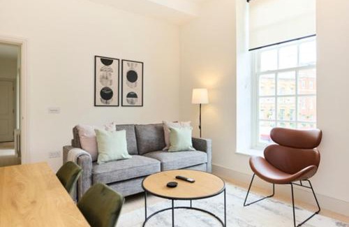 St. Dunstan's Apartment | The East London Mile Crib - Bright 2BDR Flat