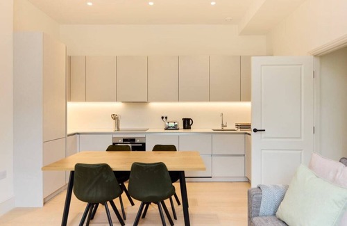 St. Dunstan's Apartment | The East London Mile Crib - Bright 2bdr Flat