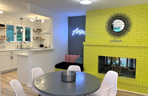 Cookeville House | The Eclectic Abode- by Downtown, I-40 & Lake. Nestled in the woods