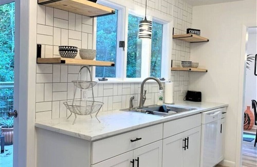 Cookeville House | The Eclectic Abode- by Downtown, I-40 & Lake. Nestled in the woods