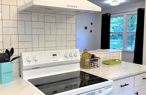 Cookeville House | The Eclectic Abode- by Downtown, I-40 & Lake. Nestled in the woods