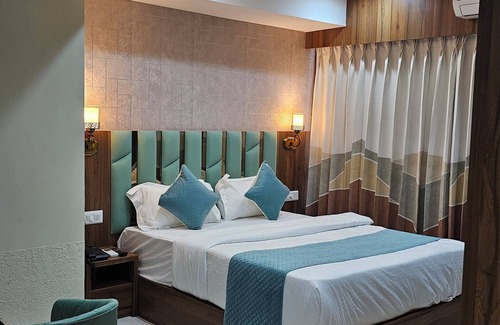 Gandhinagar Hotel | THE EIFFEL HOTEL & BANQUET