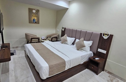 Gandhinagar Hotel | THE EIFFEL HOTEL & BANQUET