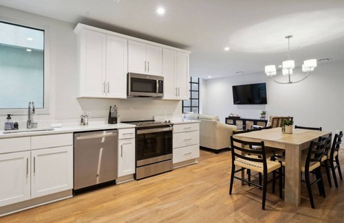 Central Business District Hotel | The Eleanor: 5BD w/2 balconies