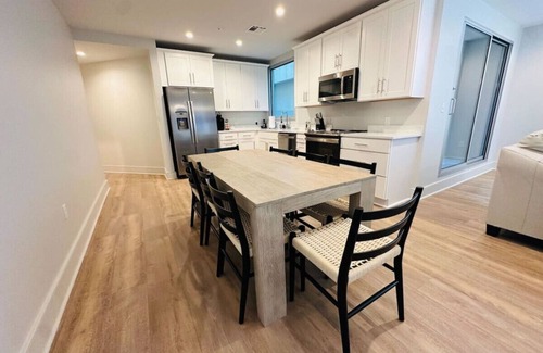 Central Business District Hotel | The Eleanor: 5BD w/2 balconies