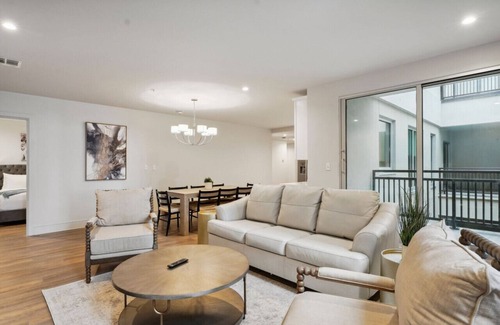 Central Business District Hotel | The Eleanor: 5BD w/2 balconies