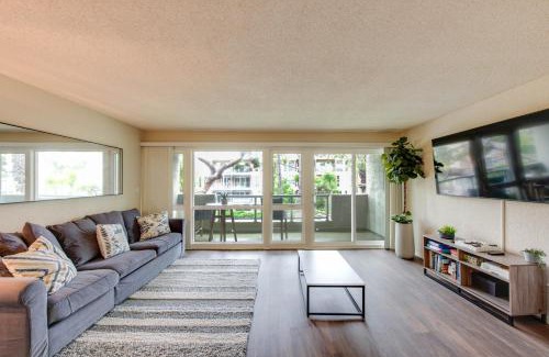 Del Rey Apartment | The Electric Blue Abode, Oceanside