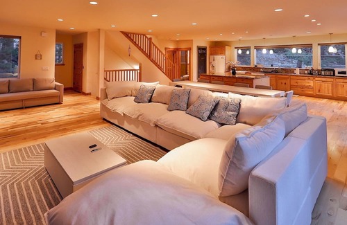 Stateline House | The Elevator House – Sleeps 10!