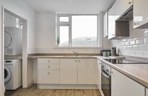 Cribbs Causeway Apartment | The Emerald | 6 Beds | Contractors | Free Parking