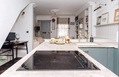 Henley-on-Thames House | The Emerald - Central Henley 2 Bedroom House - From 145 Per Night