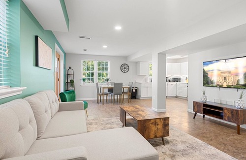 Jefferson Manor Apartment | The Emerald Grand Old Town Views