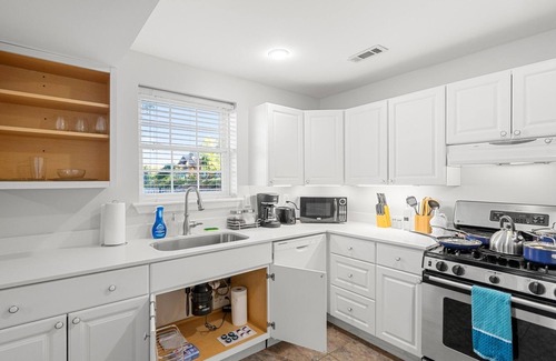Jefferson Manor Apartment | The Emerald Grand Old Town Views