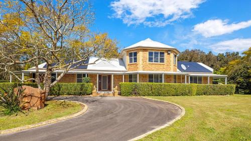 Bobs Farm House | The Entertainer’s Estate with Pool