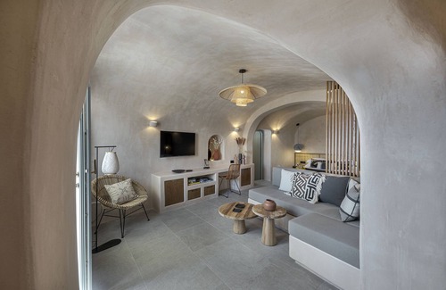 Fira Villa | The Exotic Cave Suite