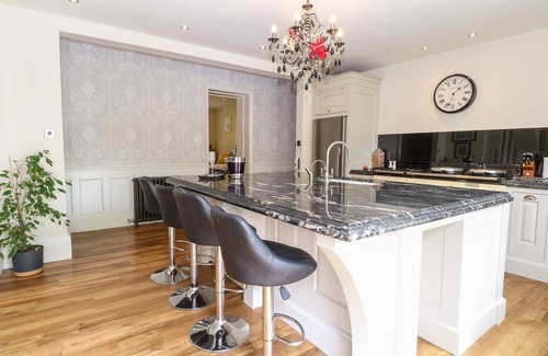 Felmingham House | THE FARMHOUSE, family friendly, with hot tub in North Walsham