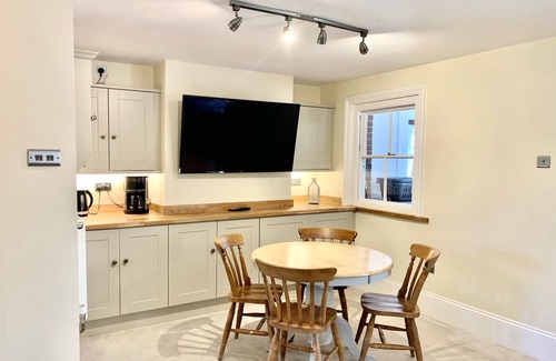 Hellingly House | The Farmhouse - Sleeps 12 With Private Grounds