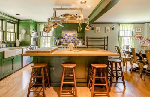 Upper Black Eddy House | The Farmhouse on 80 acre Pear and Apple orchard