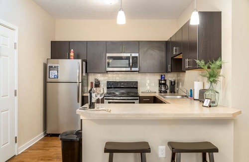 Westerville Apartment | The Fenimore Flat | No Steps | Patio | King Bed!