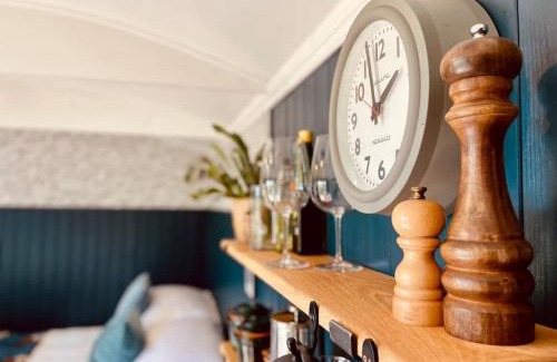 Helston Apartment | The Field Room - Hut on The Lizard